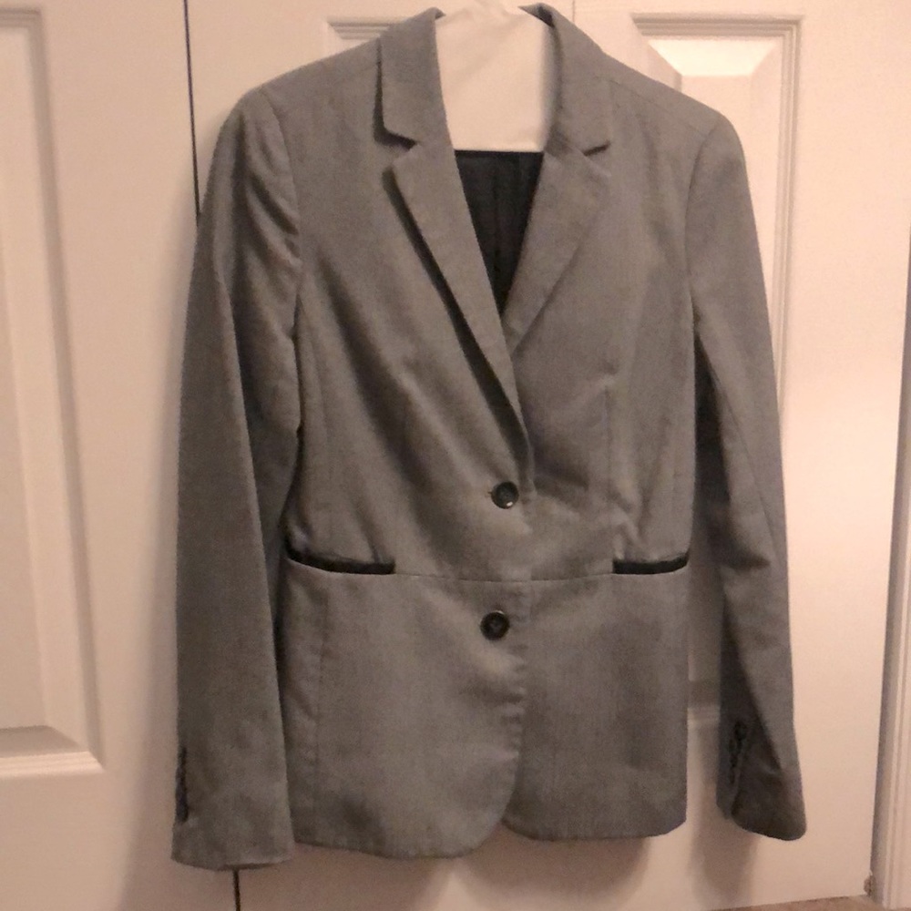 Mexx women’s blazer in a grey chevron pattern